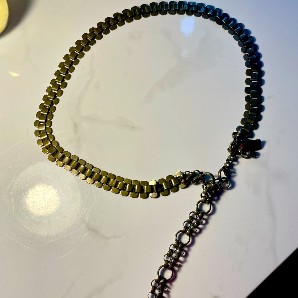 Women’s chain link belt in a chrome metal belt with metal clasp